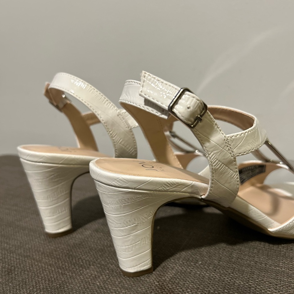 Jones New York Elegant White Sandals with Silver Accent - Picture 10 of 14